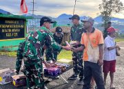 Berbagi di Hari Jumat Berkah, Satgas Yonif 512/QY Tunjukkan Nilai-nilai Kebaikan Antar Sesama