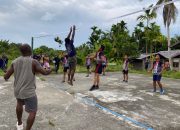 Jalin Keakraban Bersama Pemuda dan Masyarakat, Satgas Yonif 512/QY Gelar Olahraga Voli di Kampung Warlef Distrik Senggi