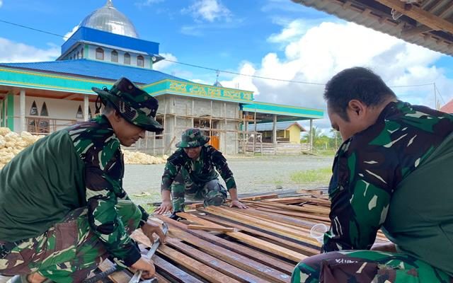 Manunggal Bersama Masyarakat, Satgas Yonif 512/QY Terlibat dalam Pembangunan Masjid di Distrik Senggi
