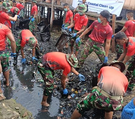Kolaborasi Multi Stakeholder, Fuel Terminal Masohi Gelar Coastal Clean Up di Pesisir Pantai Masohi