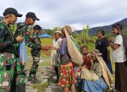 Kedekatan dan Kebersamaan yang Semakin Terjalin Erat, Satgas Yonif 512/QY Bersama Satuan Brimob Polri Bangun Kembali Pasar di Kiwirok