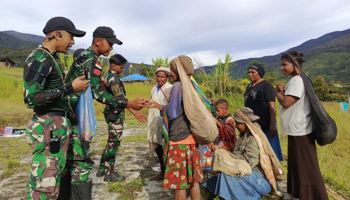 Kedekatan dan Kebersamaan yang Semakin Terjalin Erat, Satgas Yonif 512/QY Bersama Satuan Brimob Polri Bangun Kembali Pasar di Kiwirok