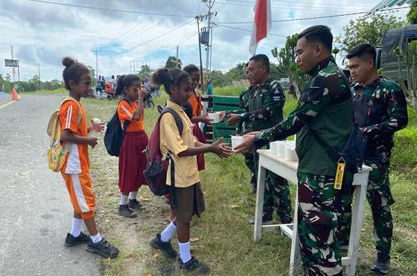 Indahnya Berbagi, Satgas Yonif 512/QY Rutin Gelar Aksi Sosial di Hari Jumat Berkah