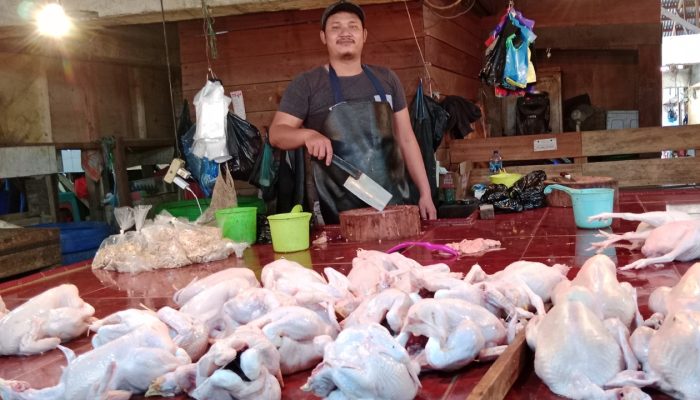 10 Hari Jelang Lebaran, Harga Ayam Potong Lokal di Pasar Yotefa Masih Stabil