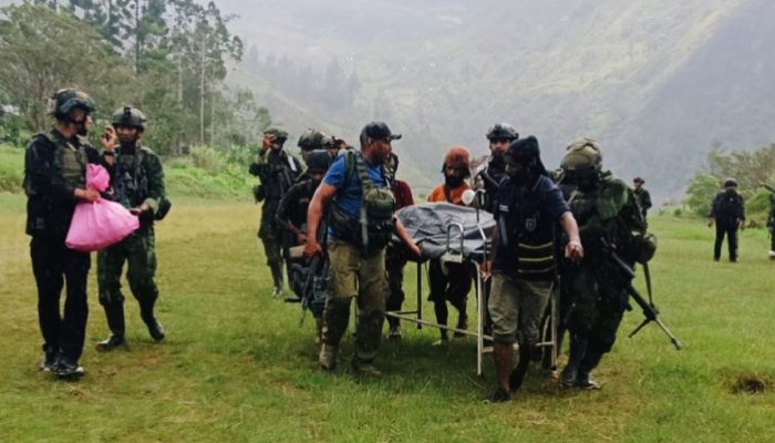 Polri dan TNI Berhasil Evakuasi Korban Serangan KKB di Distrik Anggruk