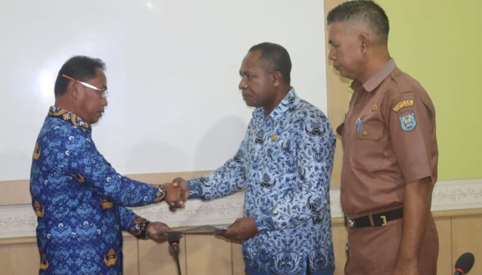 Wabup Roi Palunga Serahkan SK Dirut RSUD Serui Dan Plt Kadis Perindag