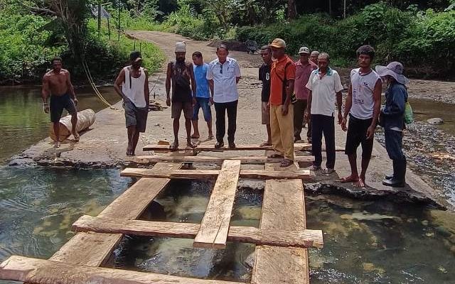 Wakil Bupati Yapen Roi Palunga Tinjau Akses Penyebrangan Yang Terputus Akibat Banjir di Korombobi