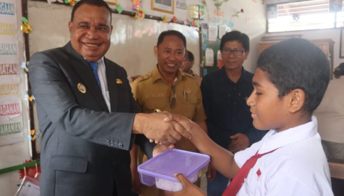 Bupati Yapen Launching Perdana MBG di SD Fboaman Juga Serentak Untuk 7 Sekolah Lainnya Termasuk PAUD