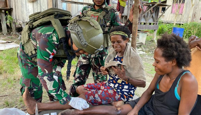 Mengobati yang Sakit, Menyembuhkan yang Luka, dan Mencegah dengan Cinta. Bentuk kepedulian Satgas Yonif 512/QY dengan Masyarakat Batom