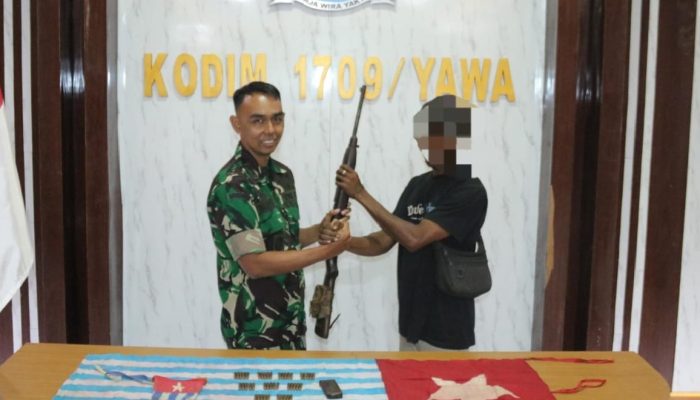 Dandim 1709/Yawa Terima 1 Pucuk Senjata Dan 45 Butir Munisi Dari Mantan Simpatisan TPN/OPM Yapen