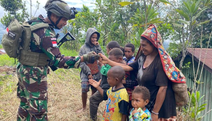 Jalin Keakraban dengan Warga Kiwirok dalam Kegiatan Komsos, Wujud Sinergitas Satgas Yonif 512/QY dengan Satuan Brimob Polri