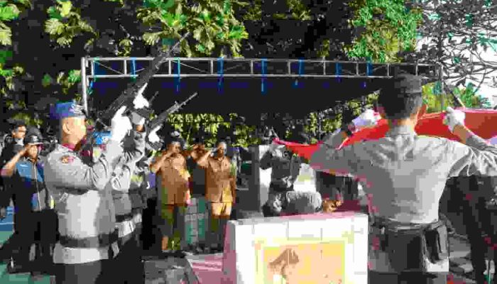 Bupati Yapen Dan Wabup Yapen Hadiri Pemakaman Dua Anggota Polri Korban Penembakan Kelompok KKB