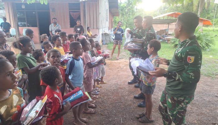 Tebar Kepedulian Bantu Anak-anak dengan Perlengkapan Sekolah, Wujud Pegabdian Satgas Yonif 512/QY di Distrik Senggi