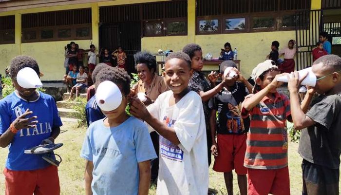 Tawa Anak Negeri di Ujung Perbatasan, Satgas Yonif 512/QY Hadirkan Keceriaan Bersama Siswa-Siswi SD YPPK Pulboa