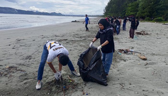 Astra Motor Papua Gelar Aksi Bersih Pantai di Holtekamp KM 9 Bersama Komunitas Bakau & PKBM