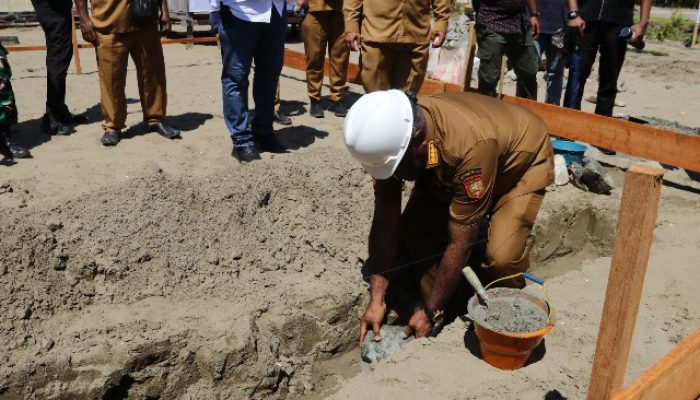 Turun Kampung, Wali kota Jayapura bangun rumah Warga di Setiap Kunjunganya