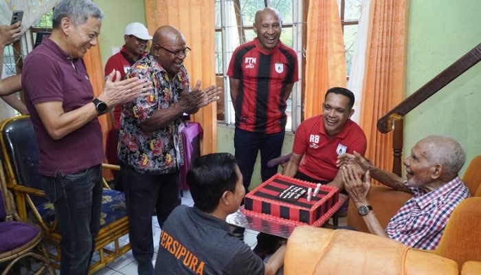 Persipura Jayapura Rayakan Ulang Tahun Ke-62, Ketua Umum Sowan Ke Pendiri Klub