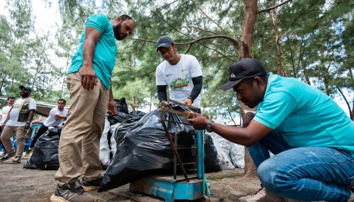 Lewat Program “Beach Clean Up”, PLN Berhasil Kumpulkan 1,62 Ton Sampah Pantai Holtekamp 