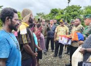 Wakil Bupati Nduga Bersama Forkompimda Salurkan Bantuan kepada Warga Terdampak Banjir