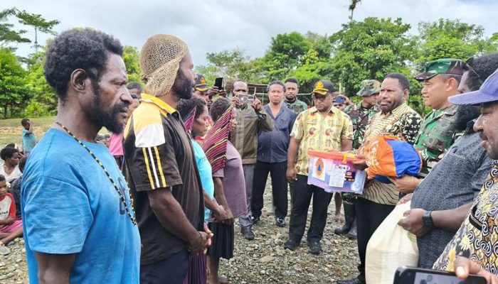 Wakil Bupati Nduga Bersama Forkompimda Salurkan Bantuan kepada Warga Terdampak Banjir