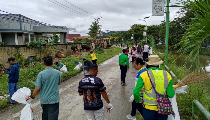 Astra Motor Papua Kolaborasi Bersihkan Kali Acai Jayapura pada Hari Lingkungan Hidup