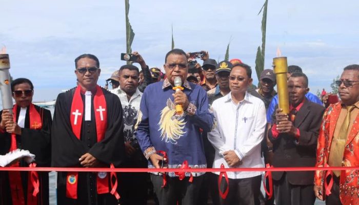 Bupati Yapen Hadiri Ibadah 1 Abad Pekabaran Injil dan Resmikan Tugu Sejarah di Kampung Webi-Marau