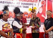 Ribuan Warga Waropen Datangi Kediaman BTM, Tanda Kemenangan di PSU Pilgub Papua