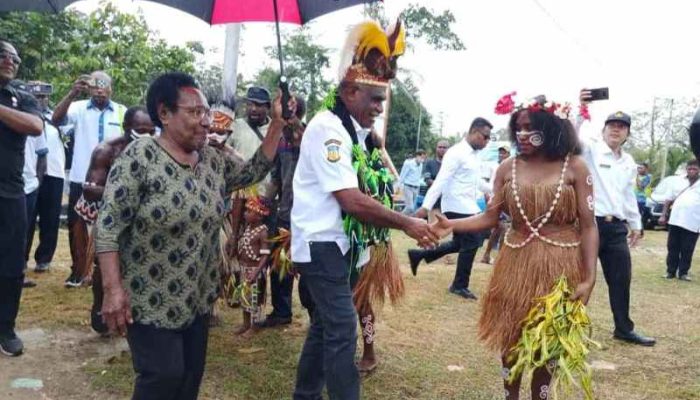 Turun Di Kampung Mosso Wali Kota Jayapura Tergaskan Warganya Harus Beridentitas WNI