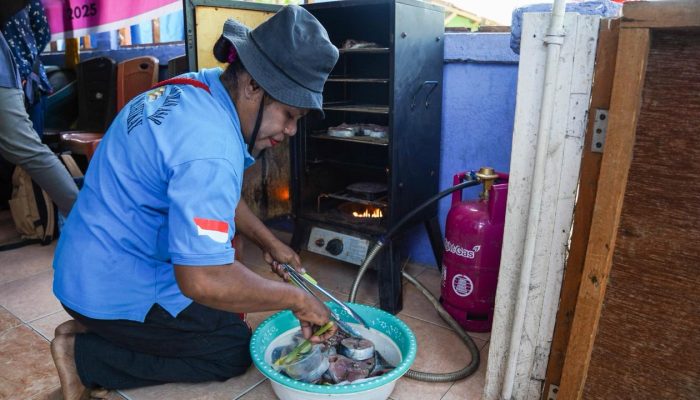 Gunakan Bright Gas, Mudahkan Pengasapan Ikan Asar Mama-Mama di Kota Jayapura