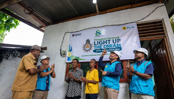 Wujudkan Mimpi 204 Keluarga Prasejahtera di Papua, PLN Salurkan Pasang Listrik Gratis