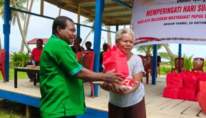 Bansos Presiden Prabowo Diterima Masyarakat Skouw Yambe, Jayapura Dalam Peringatan Sumpah Pemuda dan HUT Kampung