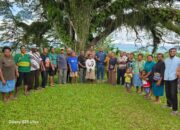 Waket III DPRK Jayapura Berikan Bantuan Beras dan Dana Pembangunan Gereja di Kampung Oyengsi