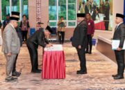 Gubernur Fakhiri Lantik Pj. Sekda dan Pejabat Tinggi Pratama, Tekankan Enam Komitmen Kunci Tata Kelola Pemerintahan