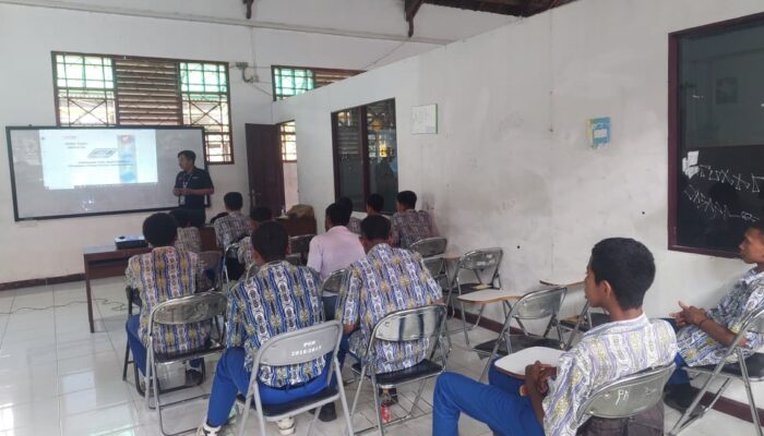 Sebagai Guru Tamu di SMK Negeri 2 Manokwari, Astra Motor Perkenalkan Teknologi PGM-FI Honda