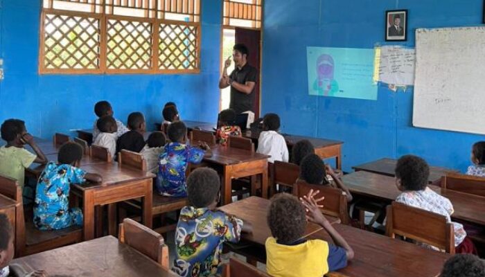 Momen Hari Guru, PLN Dukung Pendidikan  Dengan Listrik SuperSUN dan Internet Starlink