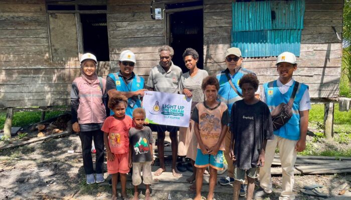 Kado Natal PLN : Wujudkan Mimpi 27 Keluarga di Tanah Papua Lewat Program Light Up The Dream