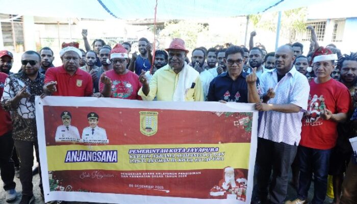 Eratkan Tali Asih dengan Warga kota Jayapura, Wali Kota Pimpin Anjangsana Jelang Natal 2025