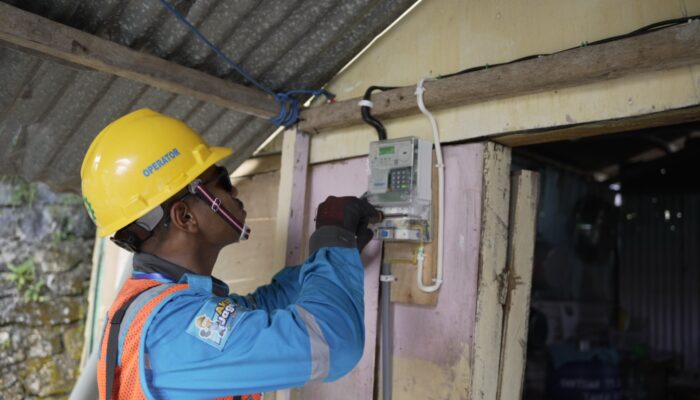 Kado Natal dan Tahun Baru, PLN Terangi Dua Kampung di Dogiyai