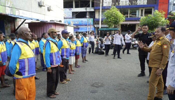 Tertibkan Juru Parkir Liar, Pemkot Jayapura Salurkan Seragam Kerja