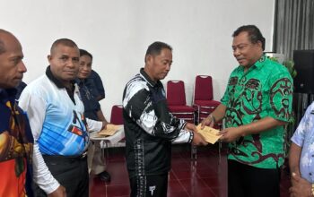 Wabup Yapen Serahkan SK Plt OPD dengan Nomenklatur Baru Pasca Perda Non APBD 2025