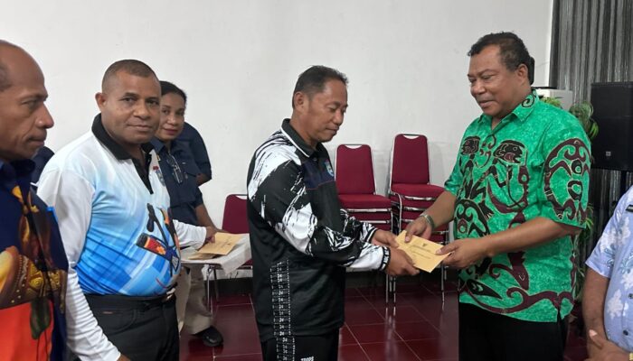 Wabup Yapen Serahkan SK Plt OPD dengan Nomenklatur Baru Pasca Perda Non APBD 2025