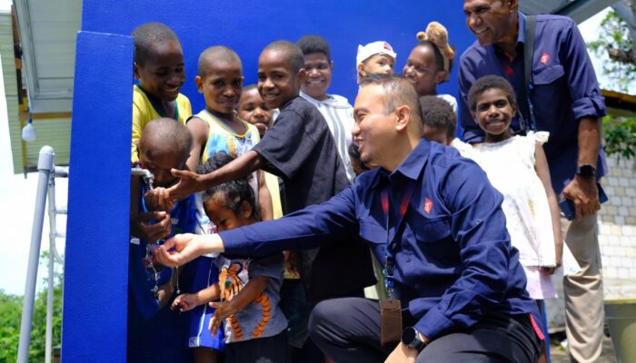 Telkomsel Serahkan Bantuan Sarana Air Bersih dan MCK