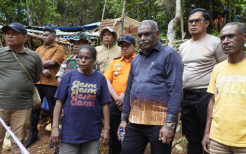 Abisai Rollo Meninjau Evakuasi Warga Tertimbun Longsor di Tambang Tradisional Gajah Putih