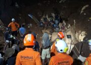 Tim SAR Gabungan Lakukan Pencarian Warga Yang Tertimbun Longsor Di Jayapura Selatan