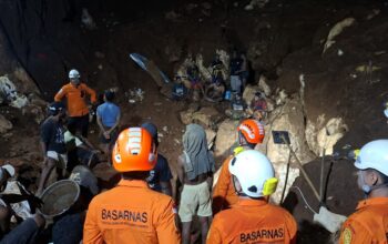 Tim SAR Gabungan Lakukan Pencarian Warga Yang Tertimbun Longsor Di Jayapura Selatan