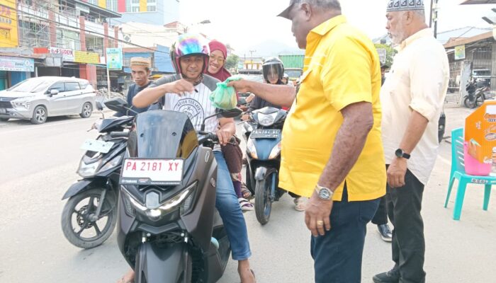 Golkar Kota Jayapura Bagikan 1.600 Bungkusan Takjil di Bulan Ramadan