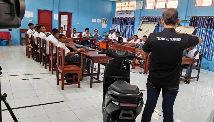 Perkenalkan Teknologi Motor Listrik Honda ICON di SMK YPK 2 Biak, Astra Motor Papua Hadir sebagai Guru Tamu