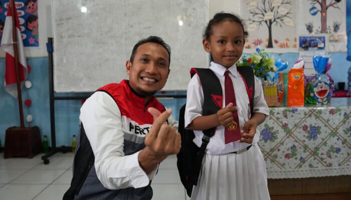 Pertamina Patra Niaga Bagikan 2.000 Paket Sekolah Bagi Anak Papua