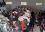 Pemerintah Kabupaten Puncak Salurkan 152 Ton Beras dan Minyak Goreng untuk Pengungsi di Distrik Sinak