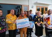 Dorong Industri Kehutanan Lokal, Gubernur Papua Serahkan Bantuan Kelompok Tani Hutan di Sarmi